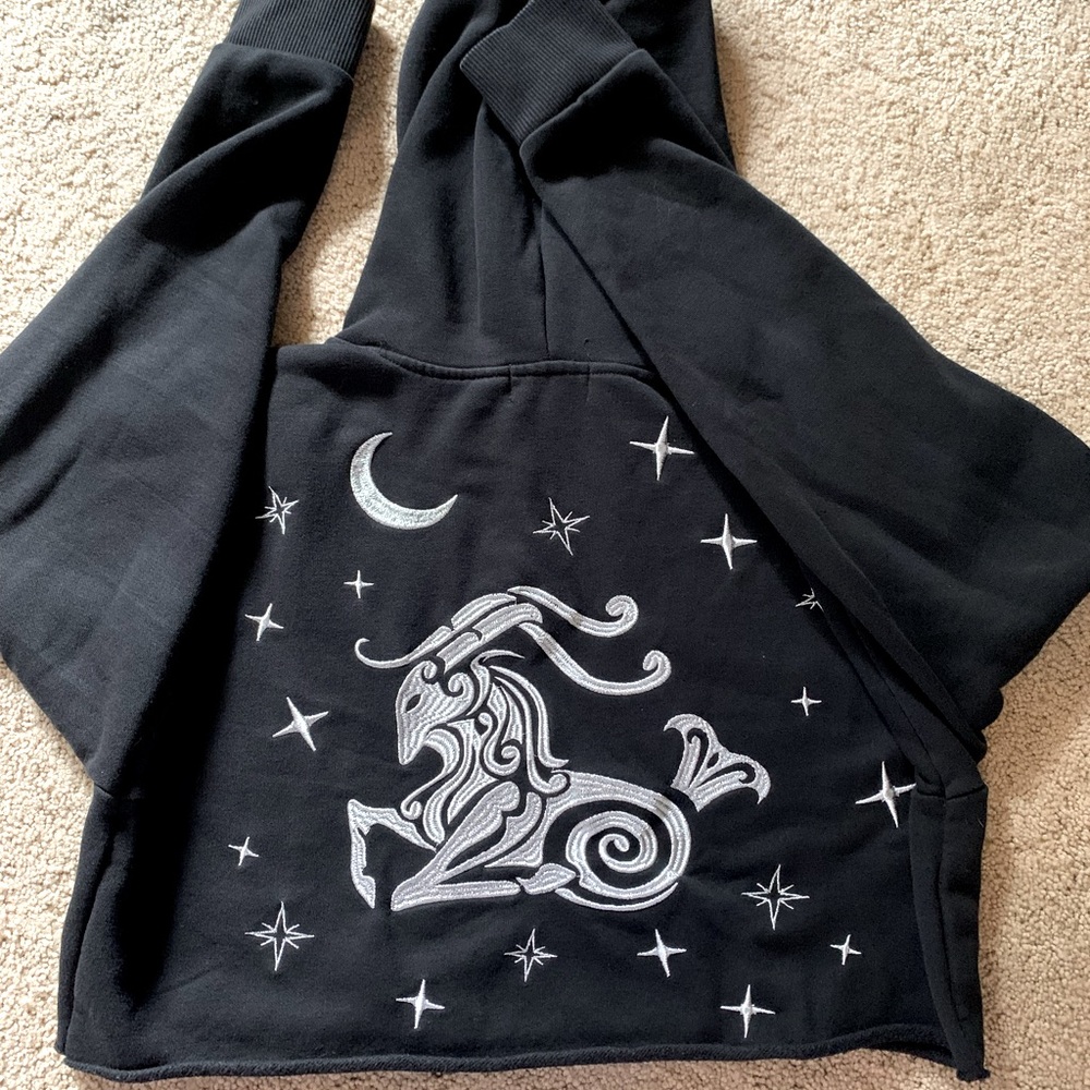Horoscopez Capricorn Cropped Embroidered Hoodie Black